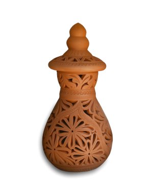 Beyaz arka planda 'labu sayong' olarak bilinen el yapımı geleneksel Malay sanatı izole edilmiştir. Bu bir el yapımı su depolama kabı. Çamur çömlek sanatı.