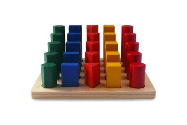 Beyaz arka planda izole edilmiş renkli soket silindirli tahta bloklar. Montessori çocuk eğitim oyuncakları.