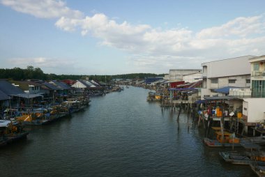 KUALA SEPETANG, MALAYSIA - CIRCA FEBRUARY, 2020: Kuala Sepetang 'in manzaralı bir köprü manzarası.