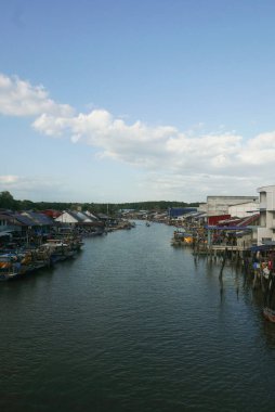 KUALA SEPETANG, MALAYSIA - CIRCA FEBRUARY, 2020: Kuala Sepetang 'in manzaralı bir köprü manzarası.