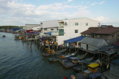 KUALA SEPETANG, MALAYSIA - CIRCA FEBRUARY, 2020: Kuala Sepetang 'in manzaralı bir köprü manzarası.
