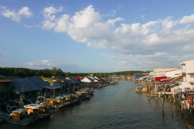KUALA SEPETANG, MALAYSIA - CIRCA FEBRUARY, 2020: Kuala Sepetang 'in manzaralı bir köprü manzarası.