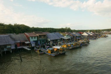 KUALA SEPETANG, MALAYSIA - CIRCA FEBRUARY, 2020: Kuala Sepetang 'in manzaralı bir köprü manzarası.