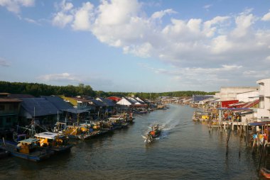 KUALA SEPETANG, MALAYSIA - CIRCA FEBRUARY, 2020: Kuala Sepetang 'in manzaralı bir köprü manzarası.