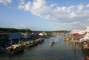 KUALA SEPETANG, MALAYSIA - CIRCA FEBRUARY, 2020: Kuala Sepetang 'in manzaralı bir köprü manzarası.