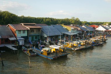 KUALA SEPETANG, MALAYSIA - CIRCA FEBRUARY, 2020: Kuala Sepetang 'in manzaralı bir köprü manzarası.