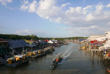 KUALA SEPETANG, MALAYSIA - CIRCA FEBRUARY, 2020: Kuala Sepetang 'in manzaralı bir köprü manzarası.