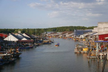 KUALA SEPETANG, MALAYSIA - CIRCA FEBRUARY, 2020: Kuala Sepetang 'in manzaralı bir köprü manzarası.