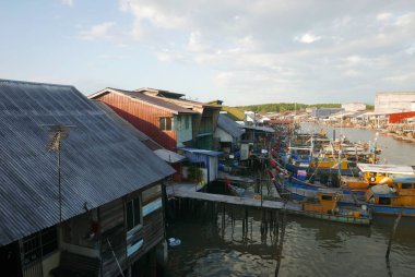 KUALA SEPETANG, MALAYSIA - CIRCA FEBRUARY, 2020: Kuala Sepetang 'in manzaralı bir köprü manzarası.