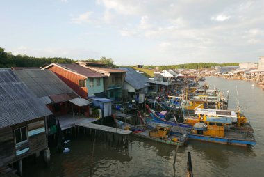 KUALA SEPETANG, MALAYSIA - CIRCA FEBRUARY, 2020: Kuala Sepetang 'in manzaralı bir köprü manzarası.