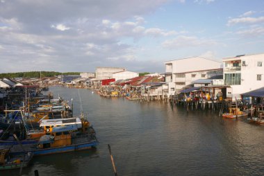 KUALA SEPETANG, MALAYSIA - CIRCA FEBRUARY, 2020: Kuala Sepetang 'in manzaralı bir köprü manzarası.