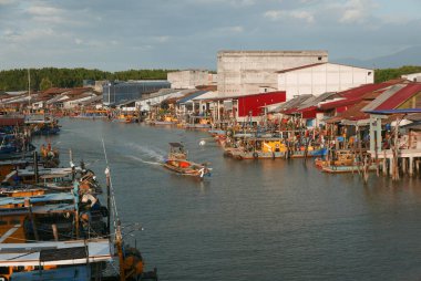 KUALA SEPETANG, MALAYSIA - CIRCA FEBRUARY, 2020: Kuala Sepetang 'in manzaralı bir köprü manzarası.