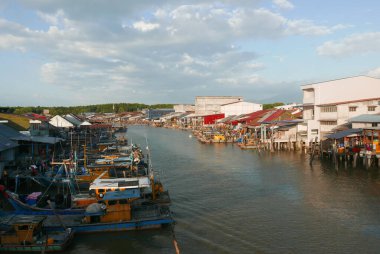 KUALA SEPETANG, MALAYSIA - CIRCA FEBRUARY, 2020: Kuala Sepetang 'in manzaralı bir köprü manzarası.