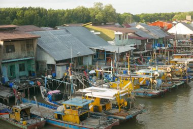 KUALA SEPETANG, MALAYSIA - CIRCA FEBRUARY, 2020: Kuala Sepetang 'in manzaralı bir köprü manzarası.