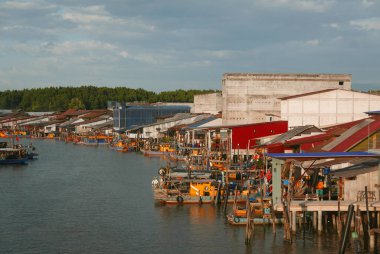 KUALA SEPETANG, MALAYSIA - CIRCA FEBRUARY, 2020: Kuala Sepetang 'in manzaralı bir köprü manzarası.