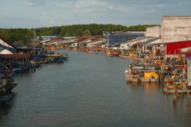 KUALA SEPETANG, MALAYSIA - CIRCA FEBRUARY, 2020: Kuala Sepetang 'in manzaralı bir köprü manzarası.