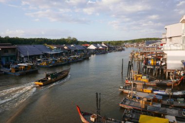 KUALA SEPETANG, MALAYSIA - CIRCA FEBRUARY, 2020: Kuala Sepetang 'in manzaralı bir köprü manzarası.