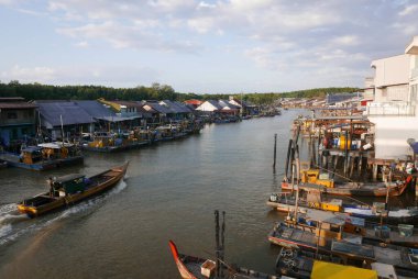 KUALA SEPETANG, MALAYSIA - CIRCA FEBRUARY, 2020: Kuala Sepetang 'in manzaralı bir köprü manzarası.