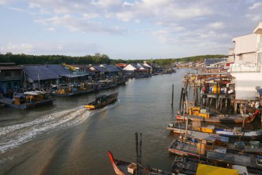 KUALA SEPETANG, MALAYSIA - CIRCA FEBRUARY, 2020: Kuala Sepetang 'in manzaralı bir köprü manzarası.