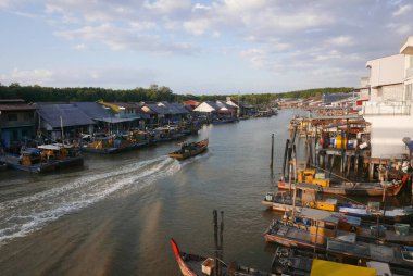 KUALA SEPETANG, MALAYSIA - CIRCA FEBRUARY, 2020: Kuala Sepetang 'in manzaralı bir köprü manzarası.