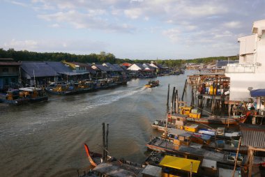 KUALA SEPETANG, MALAYSIA - CIRCA FEBRUARY, 2020: Kuala Sepetang 'in manzaralı bir köprü manzarası.