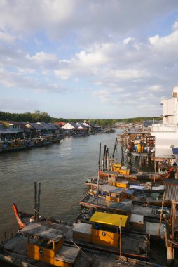 KUALA SEPETANG, MALAYSIA - CIRCA FEBRUARY, 2020: Kuala Sepetang 'in manzaralı bir köprü manzarası.