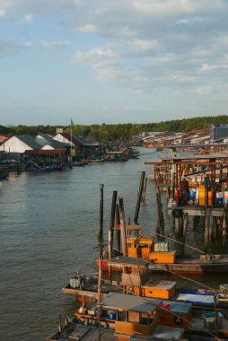KUALA SEPETANG, MALAYSIA - CIRCA FEBRUARY, 2020: Kuala Sepetang 'in manzaralı bir köprü manzarası.