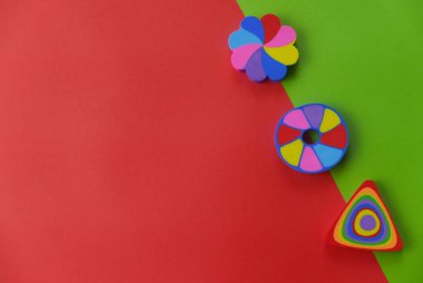 Kırmızı ve yeşil olan iki renk arkaplanındaki renkli silginin üst görünümü.