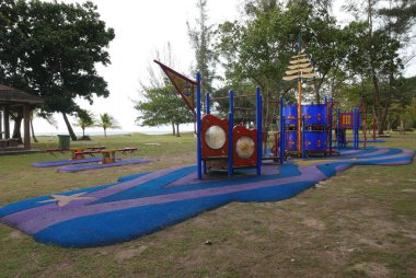 Parktaki renkli oyun parkı.
