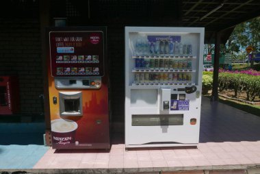 KULIM, MALAYSIA - CIRCA FEBRUARY, 2020: İçki otomatının çeşitliliği.