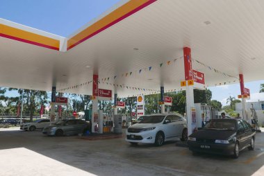 KULIM, MALAYSIA - CIRCA FEBRUARY, 2020: Shell benzin istasyonu manzarası. Royal Duch Shell dünyanın en büyük petrol şirketi..