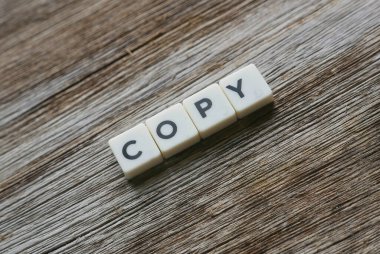 Kelimeyi tahta arka plandaki kare harften kopyala.