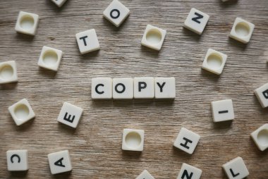 Kelimeyi tahta arka plandaki kare harften kopyala.