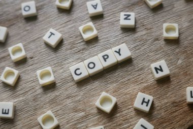 Kelimeyi tahta arka plandaki kare harften kopyala.