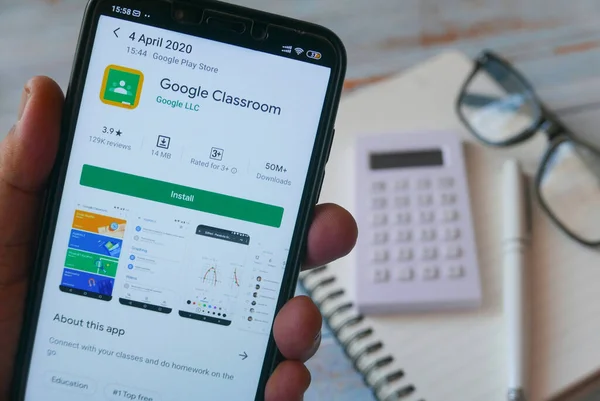 KULIM, MALAYSIA - APRIL 4th, 2020: Google Sınıfı android uygulamalı bir cep telefonu. Google Sınıfodası, okullar için Google tarafından geliştirilen ücretsiz bir web hizmetidir..