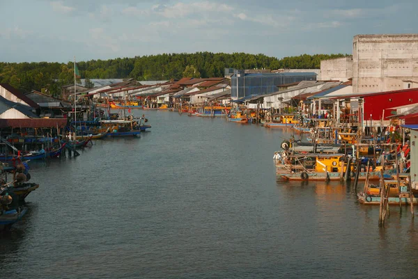 KUALA SEPETANG, MALAYSIA - CIRCA FEBRUARY, 2020: Kuala Sepetang 'in manzaralı bir köprü manzarası.