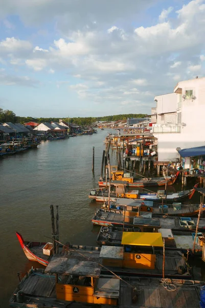 KUALA SEPETANG, MALAYSIA - CIRCA FEBRUARY, 2020: Kuala Sepetang 'in manzaralı bir köprü manzarası.