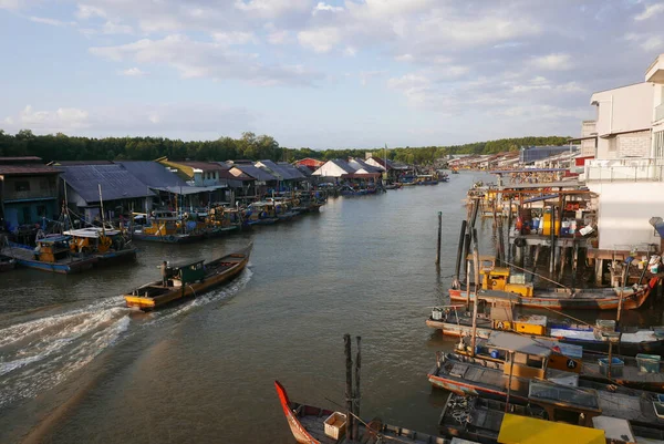 KUALA SEPETANG, MALAYSIA - CIRCA FEBRUARY, 2020: Kuala Sepetang 'in manzaralı bir köprü manzarası.