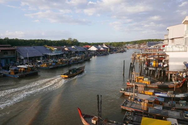 KUALA SEPETANG, MALAYSIA - CIRCA FEBRUARY, 2020: Kuala Sepetang 'in manzaralı bir köprü manzarası.