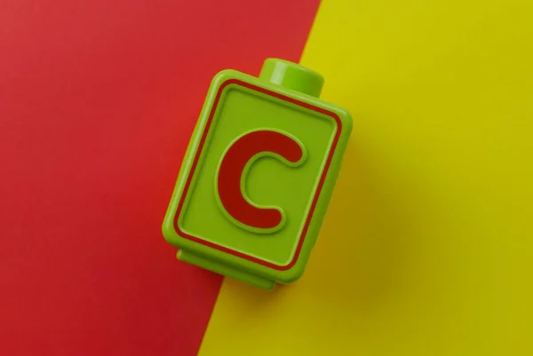 Draufsicht Des Alphabets Auf Zweifarbigem Hintergrund Der Rot Und Gelb — Stockfoto