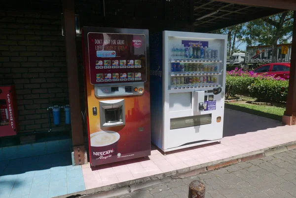 KULIM, MALAYSIA - CIRCA FEBRUARY, 2020: İçki otomatının çeşitliliği.