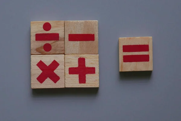 顶部的木制加法 乘法和除法视图 它们是基本算术的四种基本运算 — 图库照片