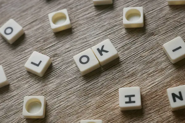 Wort Aus Quadratischen Buchstaben Wort Auf Holz Hintergrund — Stockfoto