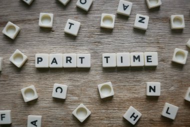 Ahşap arka planda kare harften oluşan yarı zamanlı kelime.