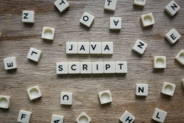 Ahşap arkaplanda kare harfli Java Betiği sözcüğü.