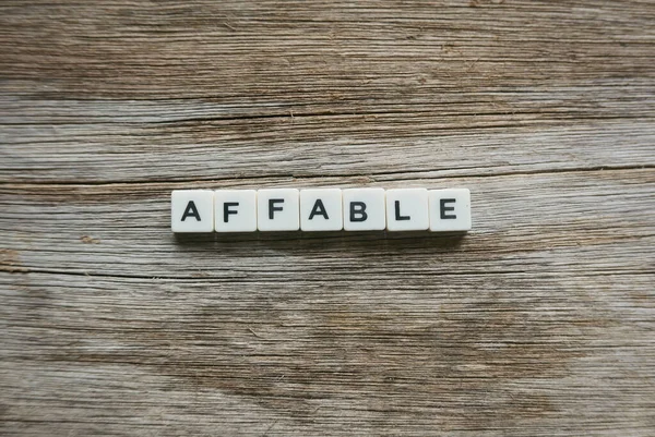 Leutseliges Wort Aus Quadratischem Buchstaben Wort Auf Holzgrund — Stockfoto