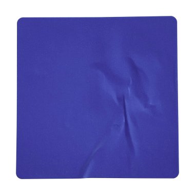 Yuvarlak köşeli boş bir mavi etiketin yakın plan görüntüsü, desenli yüzeyi ve beyaz arka planda izole edilmiş bazı kırışıklıkları gösteriyor.