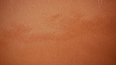 Parlak metalik kırmızı turuncu folyo kağıt doku, soyut neşeli arka plan