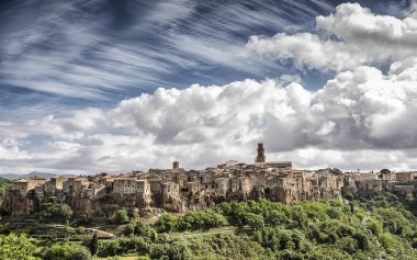 Pitigliano Panoraması, Toskana 'nın ortaçağ köyü, Grosseto Eyaleti, kayalık tüf Tepesi üzerinde. -İtalin