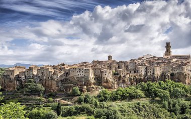 Pitigliano Panoraması, Toskana 'nın ortaçağ köyü, Grosseto Eyaleti, kayalık tüf Tepesi üzerinde. -İtalin